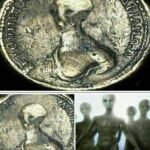Esta moneda fue encontrada en Egipto y, según las fuentes, representa a un extraterrestre